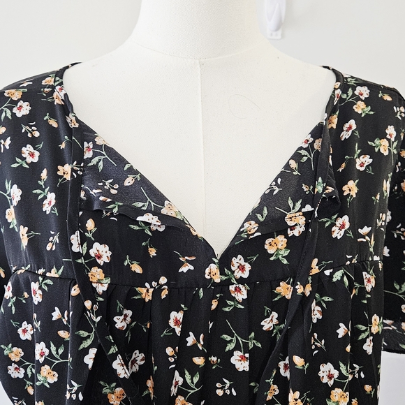 Shein Curve Size 1XL Polyester Black Multi-Colored Floral Ruffled Short-sleeved - Picture 10 of 16